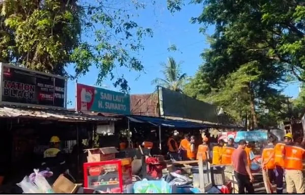 Penertiban PKL Kelapa di Benteng Rotterdam Kota Makassar (Dok: Ist).
