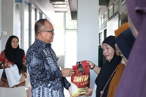 Kalapas Bulukumba, Mansur membagikan paket sembako pada keluarga WBP. (Dok: Ist)