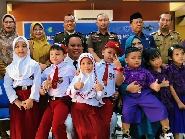 Pj Bupati Jeneponto, Junaedi Bakri bersama Forkopimda, Dinkes dan anak-anak saat melakukan swafoto dalam kegiatan PIN Polio tahap pertama tingkat kabupaten (Dok : ist).
