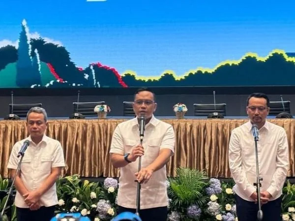 Direktur Utama PT Pertamina (Persero), Simon Aloysius Mantiri saat melakukan konferensi pers (Dok : Int).