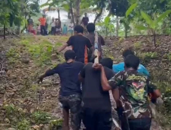 Warga saat mengevakuasi jenazah korban.