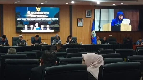 Juru Bicara Banggar DPRD Sulsel, Fadriaty saat Menyampaikan Rekomendasi di Paripurna (Dok: Kabar Makassar).