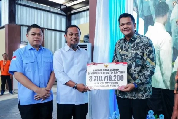 Gubernur Sulsel Andi Sudirman Sulaiman saat menyerahkan bantuan dana untuk Pertanian dan Keagamaan kepada Bupati Bantaeng M Fathul Fauzy Nurdin. (Ist).