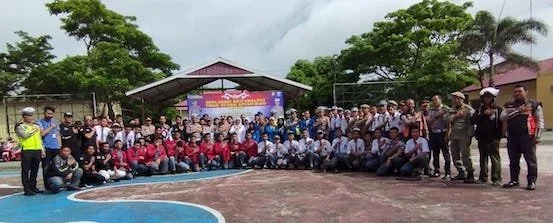Wakapolres Jeneponto, Kompol Muhammad Idris bersama Sekdis Disdikbud, Dr Verawati Azis, Kasi Humas AKP Bakri dan Kasat Lantas AKP Ibrahim bersama puluhan pelajar dan Komunitas Motor usai melakukan deklarasi di Halaman Mapolres Jeneponto. (Ullah).
