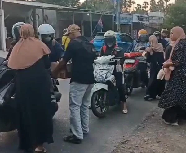 Alumni Tahun 2003 MTsN 1 Romanga, saat membagikan takjil gratis kepada Masyarakat di Depan Sekolah MTsN 1 Romanga, Jeneponto, Sulsel. (Foto/ullah).