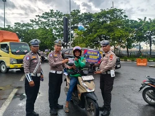 Personil Polrestabes Makassar saat Melakukan Edukasi Kepada Pengendara, (Dok: Ist).