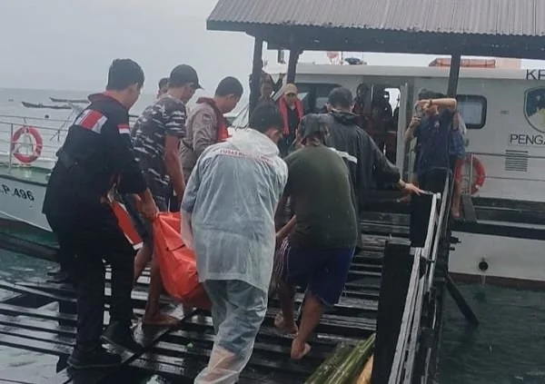 Proses evakuasi korban. (Dok: Ist)