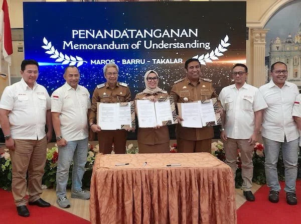 Asisten I Kabupaten Takalar Rahmansyah, Bupati Barru Andi Ina Kartika Sari, Bupati Maros Chaidir Syam bersama Garuda Asta Cita Nusantara Sulawesi Selatan saat penandatanganan MoU di Hotel Grand Town (Dok: Nofi KabarMakassar)
