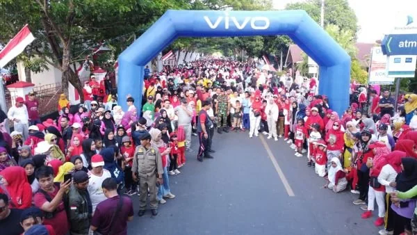 Ratusan warga saat melakukan aktivasi IKD di kegiatan Car Free Day (CFD) dan Jalan Sehat di depan Kantor Bupati Jeneponto (Dok : Ist).