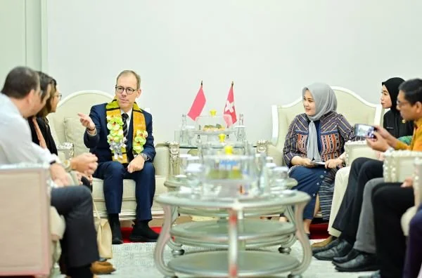 Wakil Gubernur Sulsel Fatmawati Rusdi bersama Dubes Swiss untuk Indonesia Olivier Zehnder di Rumah Jabatan Wakil Gubernur Sulsel (Dok: Ist)