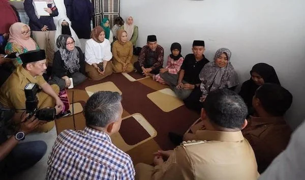 Penyerahan Santunan ke Keluarga Syaiful Akbar, (Dok: Ist).