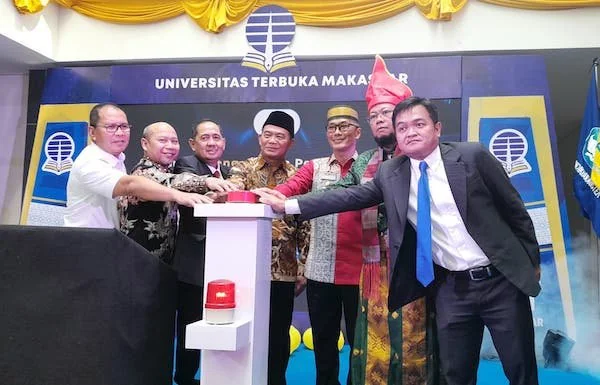 Pj Gubernur Sulsel, Prof Zudan Arif Fakrulloh, Menko PMK, Prof Muhadjir Effendy dan Rektor UT, Prof Ojat Darojat pada peresmian Gedung baru UT (Dok: Nofi KabarMakassar)