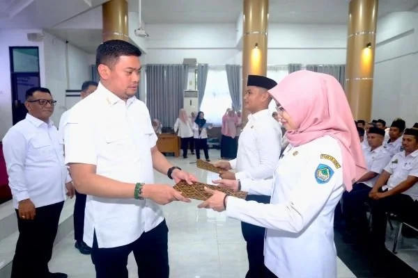 upati Gowa, Adnan Purichta Ichsan menyerahkan Surat Keputusan Perpanjangan Pegawai Pemerintah Dengan Perjanjian Kerja (Dok : Ist).