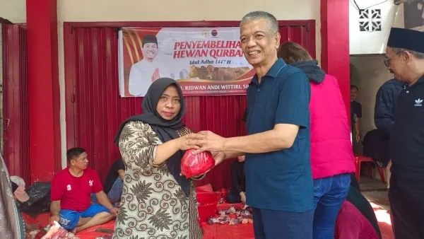 Penyaluran Daging Kurban di Kantor DPD Sulsel (Dok: Sinta KabarMakassar).