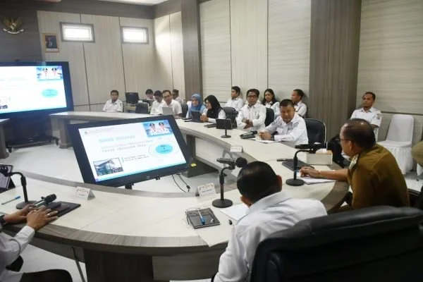 Gubernur dan Wakil Gubernur saat rapat bersama Diskominfo Sulbar (Dok : ist).