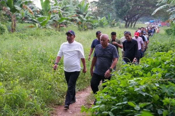 Penjabat (Pj) Gubernur Sulsel, Bahtiar Baharuddin, saat berkunjung ke lokasi pembangunan stadion di Sudiang, Kecamatan Biringkanaya, Kota Makassar.