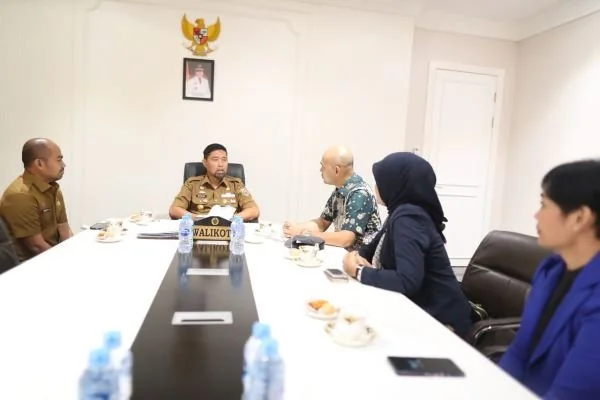 Pjs Wali Kota Makassar, Andi Arwin Asiz didampingi Kadispar Makassar, Moh Roem dalam menerima kunjungan PT Garuda Indonedia (Dok : Ist).