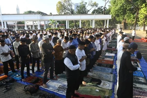 Di tengah kemarau panjang, Gubernur Andi Sudirman bersama ribuan warga gelar Salat Istisqa (Dok: Ist)