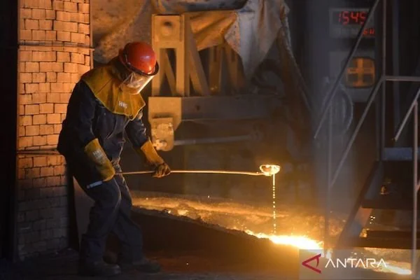 Pekerja mengolah forenikel di smelter Rotary Kiln Electric Furnace (RKEF) Harita Nickel, Pulau Obi, Halmahera Selatan, Maluku Utara, Selasa (16/9/2025). Harita Nickel memiliki tiga smelter dengan 16 lini produksi yang menghasilkan feronikel untuk industri