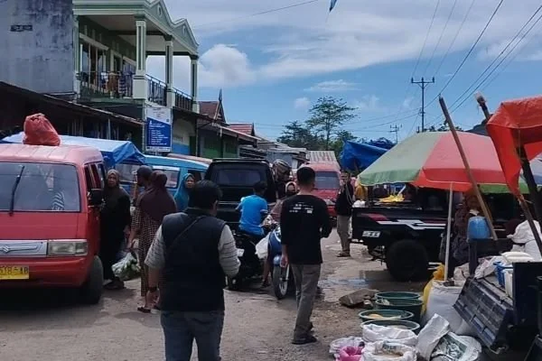 Kondisi kemacetan yang terjadi di Pasar Tradisional Pasar Rumbia akibat aktivitas para pedagang yang berjualan di bahu jalan (Dok : Ulla KabarMakassar).