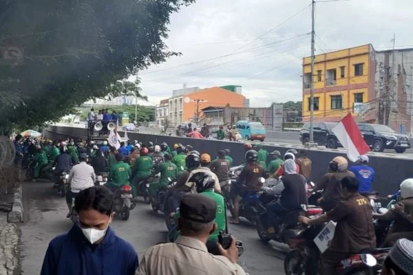 Aksi unjuk rasa Serikat Pekerja Maritim Indonesia - KSPSI Sulawesi Selatan di depan Kantor DPRD Sulsel (Dok : Ist).