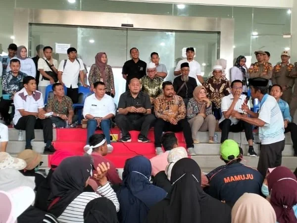 Aksi demonstrasi yang dilakukan ratusan warga Kalukku Barat dan Beru-beru (Dok : Aldy KabarMakassar).
