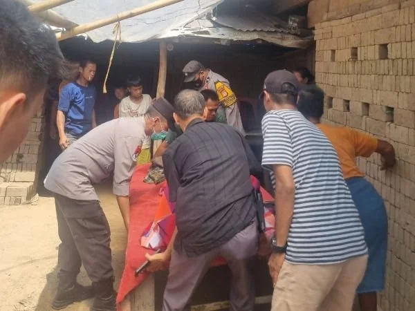 Warga dan Polisi saat mengevakuasi mayat ke rumah duka (Dok : Saleh KabarMakassar).