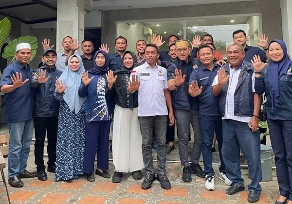 Wakil Ketua DPW NasDem Sulsel, Mustaqim. M bersama Sekretaris DPW NasDem Sulsel, Syahruddin Alrif dan Ketua DPD NasDem, Paris Yasir berswafoto saat menggelar road show di Jeneponto. (Ist).