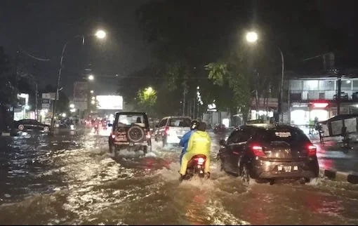Penampakan Genangan Air Diruang Jalan Alauddin Kota Makassar (Dok: Sinta KabarMakassar).