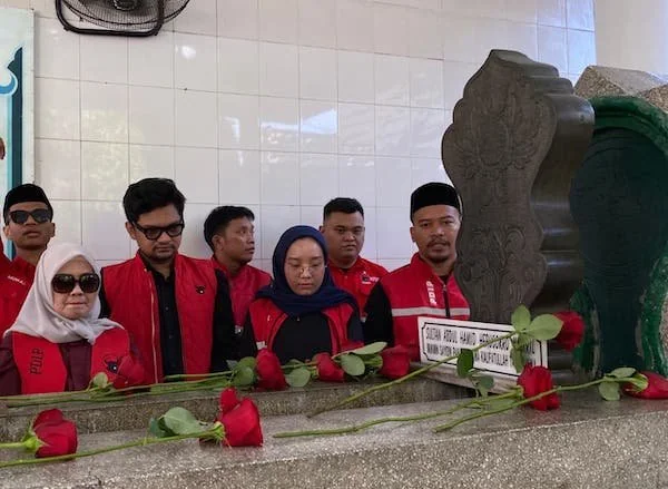DPC PDI Perjuangan Kota Makassar saat Menggelar Aksi Ziarah Makam, (Dok: Ist).