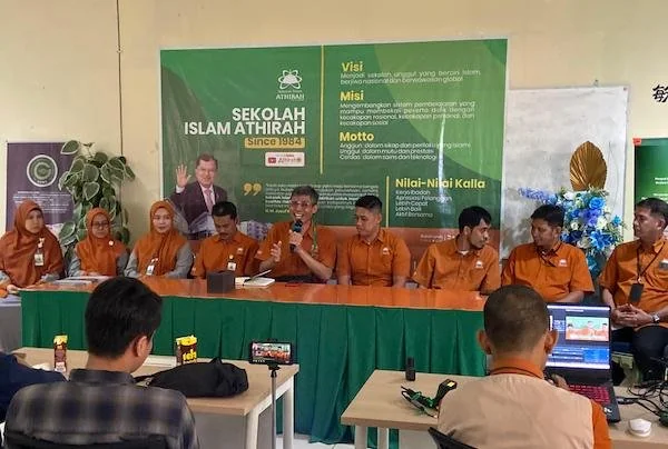 Direktur Sekolah Islam Athirah, Syamril dan Ketua Panitia Milad ke-41 Sekolah Islam Athirah, Taufiq Irham pada konferensi pers di Sekolah Islam Athirah Kajaolalido (Dok: Nofi KabarMakassar)