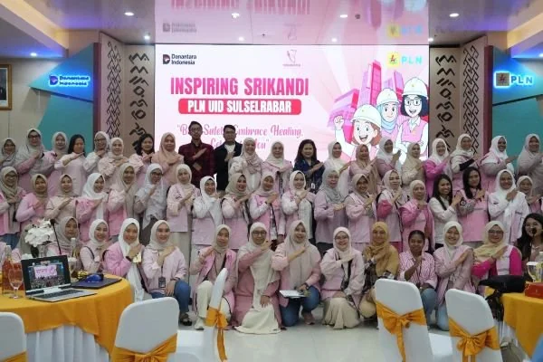 Foto bersama Yuli Ashaniais Ramadani, selaku Ketua Srikandi PLN UID Sulselrabar, Meisy Papayungan selaku Kepala Bidang Pemberdayaan Perempuan dan Perlindungan Anak, Nur Hafidzah, M. Psi., Psikolog,  dan  seluruh Peserta Inspiring Srikandi.. (Dok: Ist)