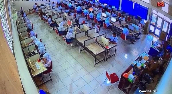 Pemantauan pelaksanaan TKA di SMK Negeri 5 Makassar via CCTV (Dok. Syamsi Nur Fadhila, KabarMakassar)