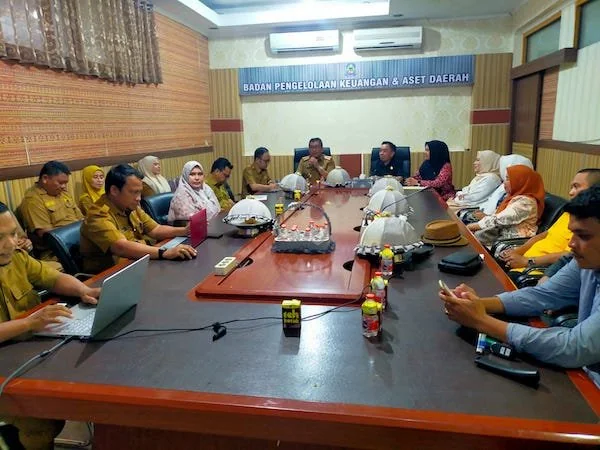 Ketua Komisi 2 DPRD Jeneponto, Imam Taufiq Bohari bersama anggotanya saat mengunjungi Kantor BPKAD. (FOTO/IST).