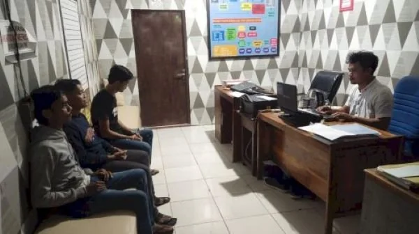 Tiga pelaku penganiayaan berinisial BG, IR dan BS saat menjalani pemeriksaan di Polsek Tamalatea (Dok : Ist).
