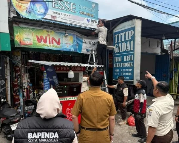 Bapenda Makassar Lakukan Penertiban Papan Reklame, (Dok: Ist).