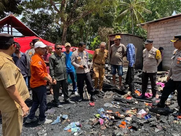Kapolres Jeneponto, AKBP Widi Setiawan bersama rombongannya saat meninjau lokasi kebakaran. (Ist)