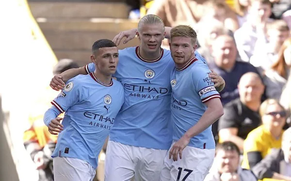 Para pemain Manchester City, Phil Foden (kiri), Erling Haaland, dan Kevin de Bruyne, merayakan gol ke gawang Wolverhampton pada pekan ke-7 Liga Inggris 2022/2023, Sabtu (17/9/2022) malam WIB. (c) AP Photo