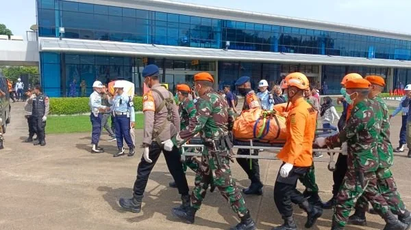 Evakuasi jenazah korban terakhir pesawat ATR 42-500. (Dok: Ist)