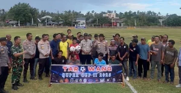 Kapolres Jeneponto, AKBP Widi Setiawan berswafoto saat menyerahkan peralatan Olahraga. (Foto/ist).
