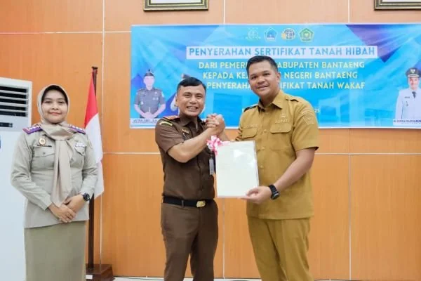 Bupati Bantaeng, M. Fathul Fauzy Nurdin, saat  menyerahkan sertifikat tanah hibah kepada Kejaksaan Negeri  Bantaeng di Aula Kantor Kejaksaan Negeri Kabupaten Bantaeng (Dok : Ist).