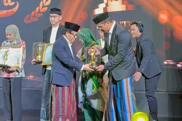 Bupati Bantaeng, M. Fathul Fauzy Nurdin saat menerima penghargaan Pesanten Award 2025 di di Aula H. M. Rasjidi, Kemenag RI, Jakarta Pusat (Dok : Ist).