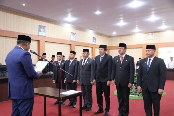 Bupati Bantaeng, M. Fathul Fauzy Nurdin saat melantik Tujuh Pejabat Pimpinan Tinggi Pratama Pemkab Bantaeng (Dok : Ist).