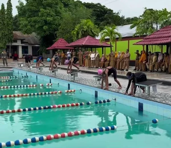 fasilitas Kolam Renang Andi Pawiloi saat digunakan anak-anak pasca diresmikan Bupati Bantaeng.(Ist).