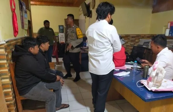 Pelaku saat berada di ruang Satreskrim Polresta Mamuju (Dok : Ist).