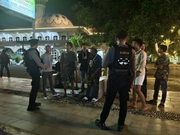 Jajaran personil Satuan Samapta dan Satuan Lalulintas (Satlantas) Polres Jeneponto, Polda Sulsel, melaksanakan patroli kegiatan Rutin yang Ditingkatkan (KRYD) di depan Masjid agung jeneponto.