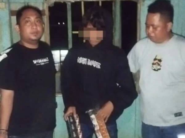 Pelaku bersama barang bukti saat ditangkap Tim Passaka Polres Majene (Dok : Ist).