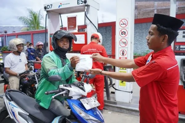 Petugas SPBU membagikan takjil kepada konsumen. (Dok; Ist)