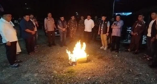 Pj. Bupati Jeneponto, Junaedi Bakri didampingi Ketua KPU Asming. S dan Komisioner, Dandim 1425 Jeneponto Letkol Inf. Muhammad Amin dan Kasat Binmas Polres Jeneponto AKP. Muhammad Natsir serta Perwakilan Bawaslu dan  Kejaksaan Negeri Jeneponto saat memusna