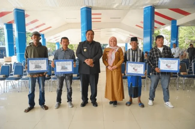 Bersama Wabup, Bupati Maros Secara Simbolis Menyerahkan Berbagai Bantuan Peralatan Kepada Nelayan